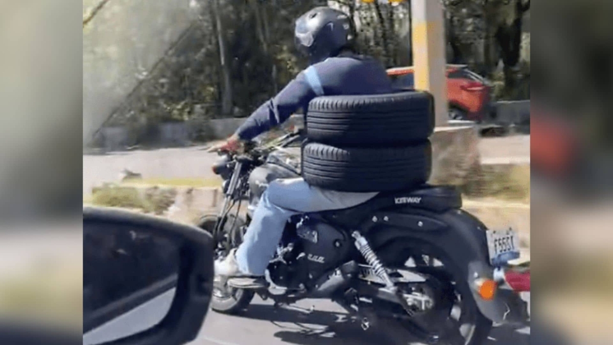 Motociclista se hace viral por su manera de transportar llantas