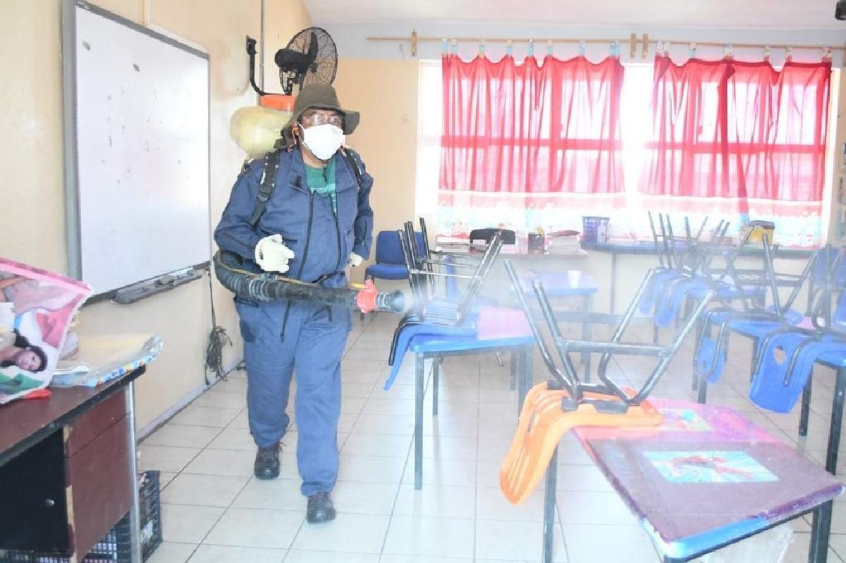 Fumigan escuelas para erradicar moscos del dengue en Cuautla