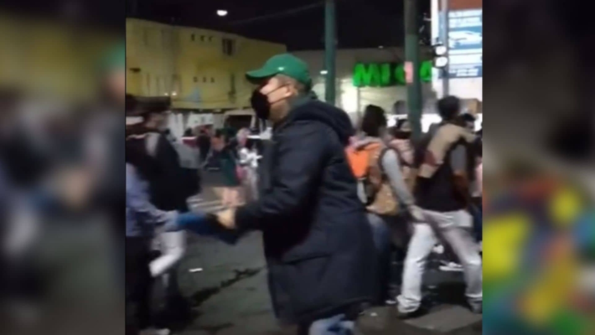 Venden escobas a peregrinos para que limpien su basura en la Basílica