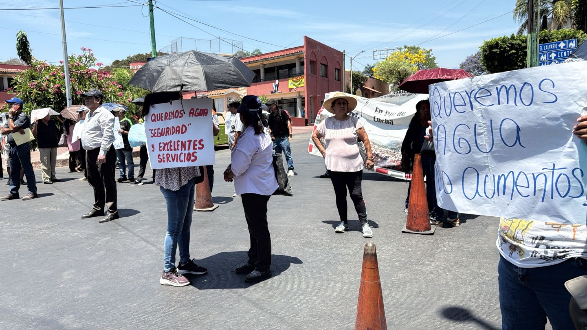 Se manifiestan frente al SAPAC en avenida Morelos, por falta de agua