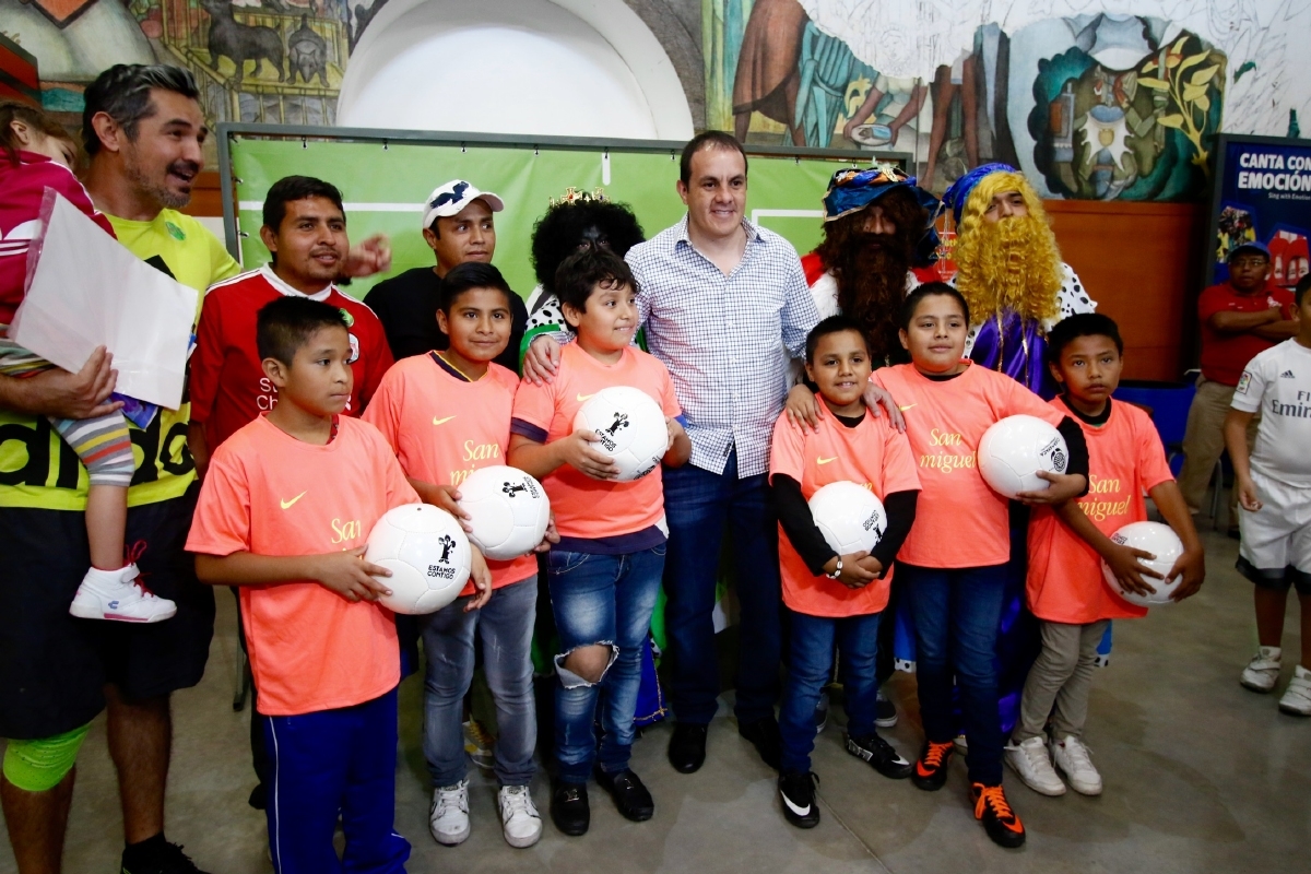 Convive Cuauhtémoc Blanco con cientos de niños en el Papalote Museo del Niño