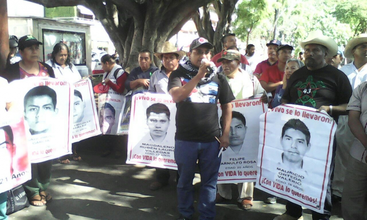 Arriba la caravana Ayotzinapa Vive al zócalo de Cuernavaca