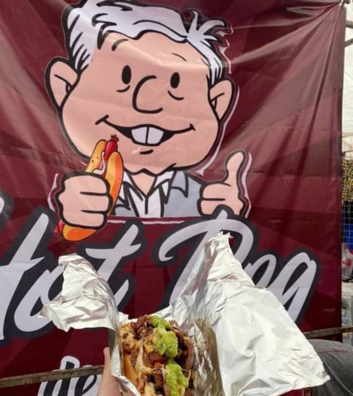 Puesto de Hot-Dogs con nombres de la 4T se hace viral