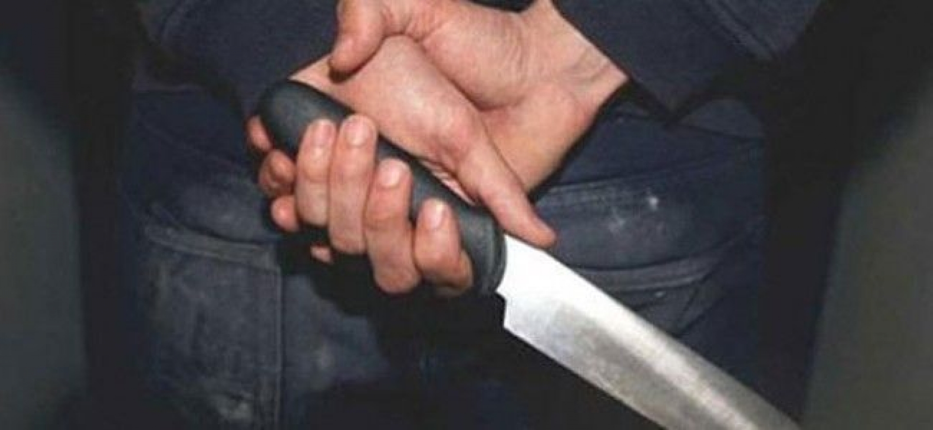 Lo acusan de amenazar con un cuchillo a un hombre; fue detenido