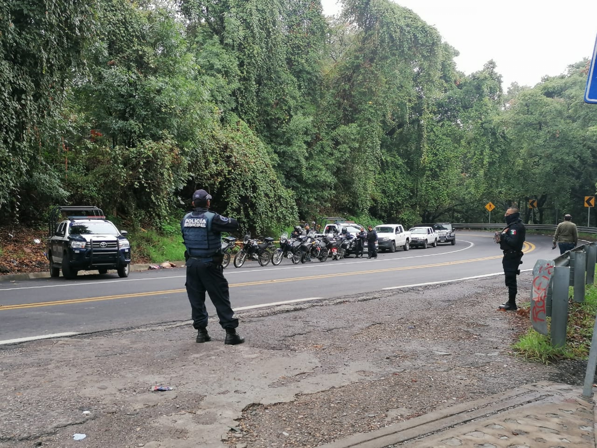 Dejan el cadáver maniatado de un hombre en un paraje en Santa María Ahuacatitlán