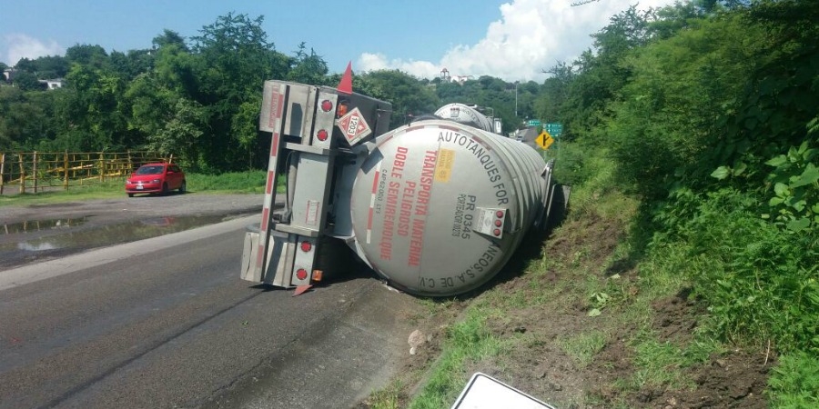 Vuelca autotanque en la carretera Cuernavaca-Taxco