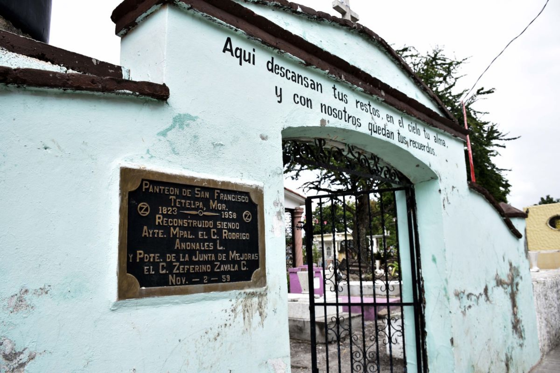 Denuncian despojos en panteón de Tetelpa