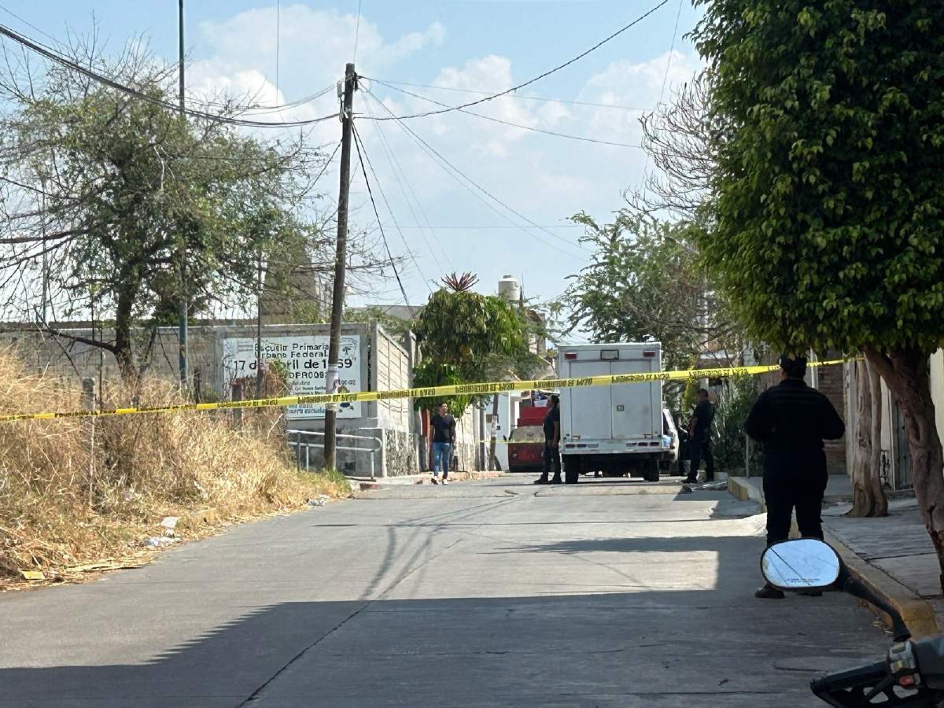 Hallan restos humanos afuera de una primaria