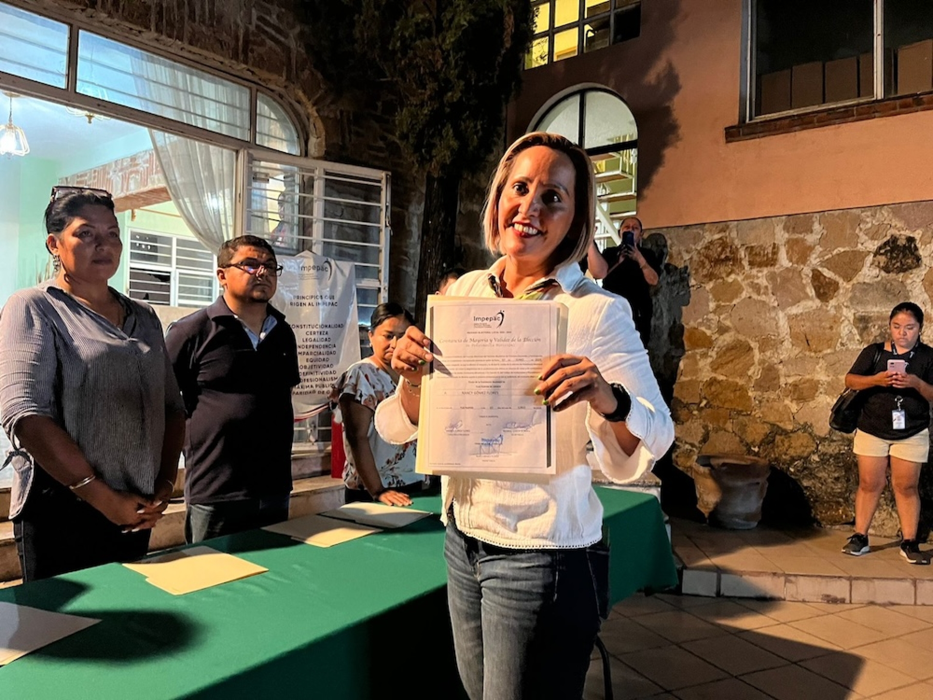 Entregan constancia a Nancy Gómez en Tlaltizapán