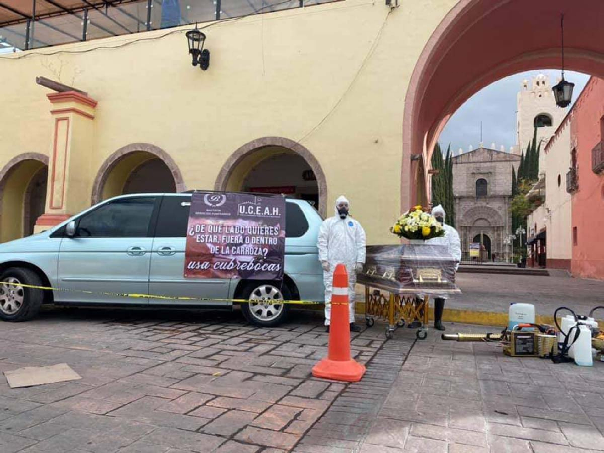 "¿De qué lado quieres estar?", con ataúdes lazan campaña contra COVID