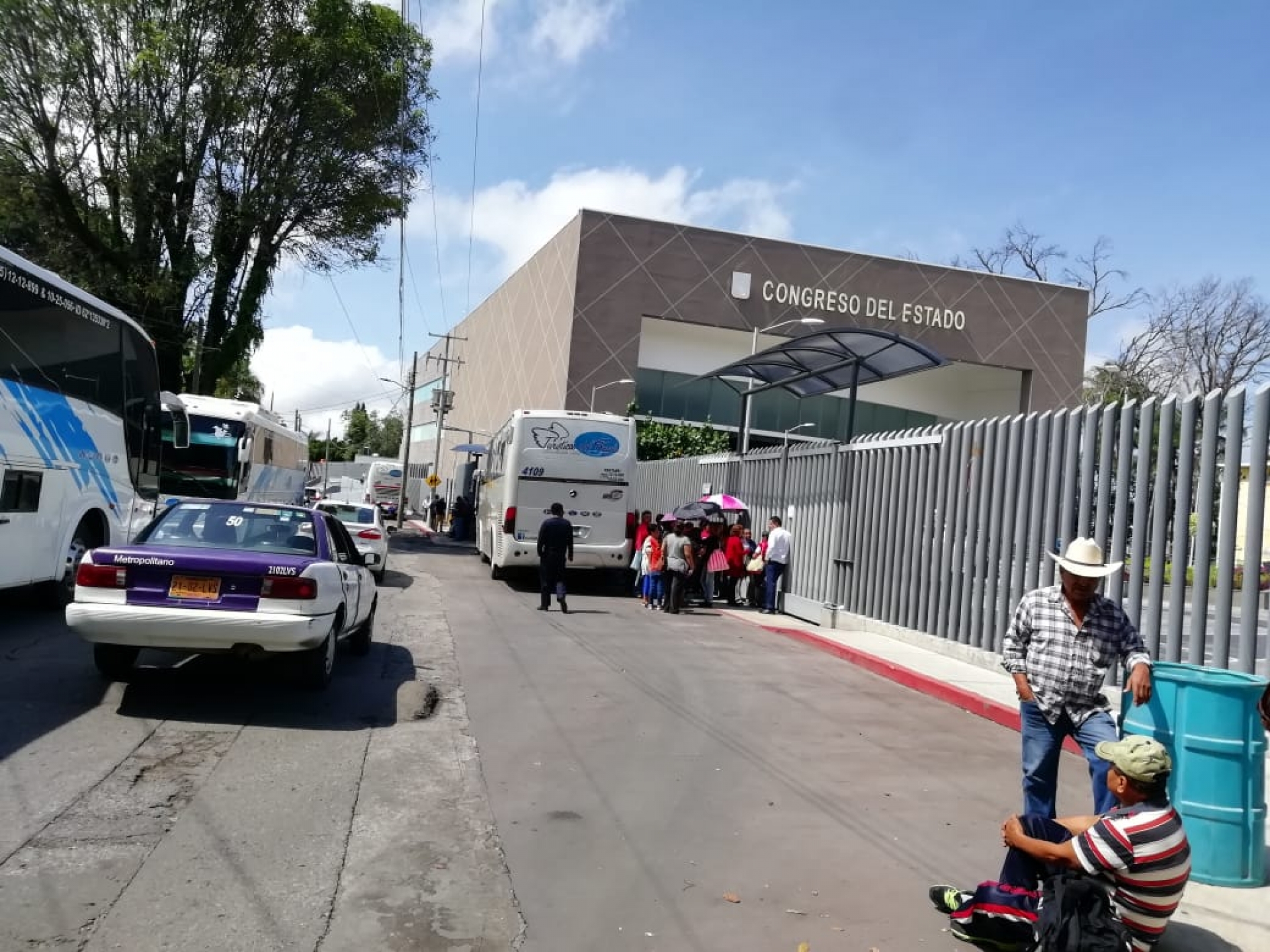 Se manifiestan trabajadores del Ayuntamiento de Cuautla en el Congreso