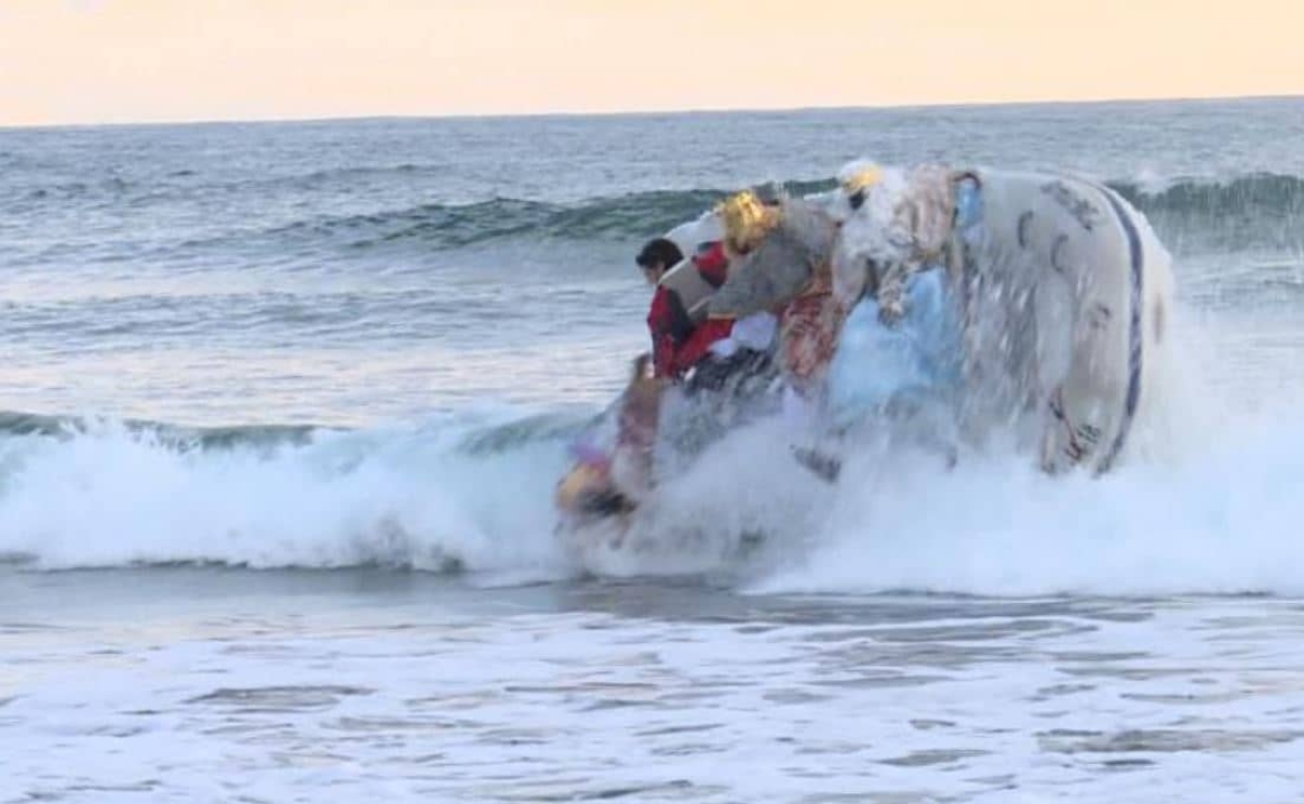 ¡Con todo y regalos! Reyes magos sufren accidente y caen al mar