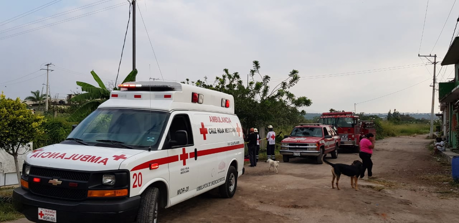 Rescatan y atienden a joven que cayó al fondo de una barranca, en Cuautla
