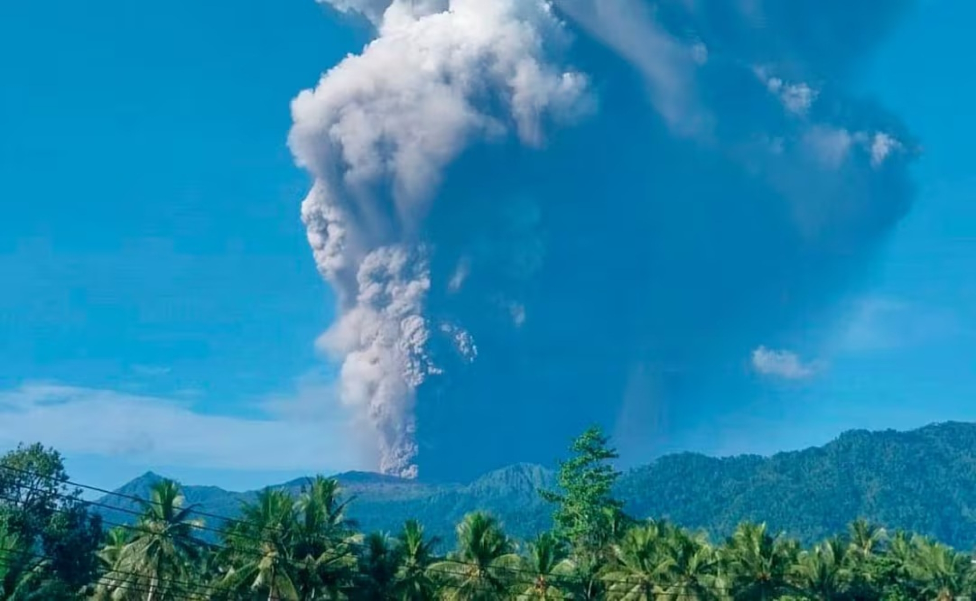 Erupción del volcán Dukono deja tres muertos y 17 rescatados