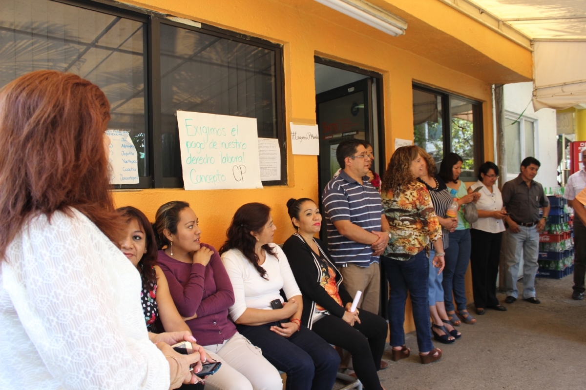 Administrativos del IEBEM exigen pago de compensación