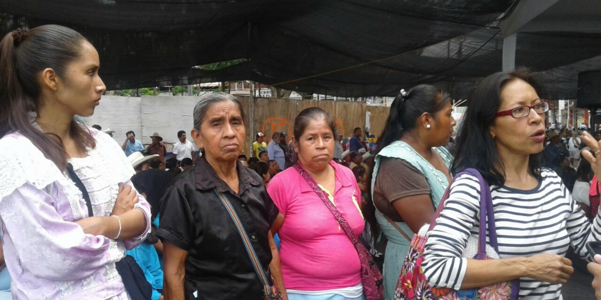 Protestan mujeres artesanas durante celebración del Día Internacional de los Pueblos Indígenas