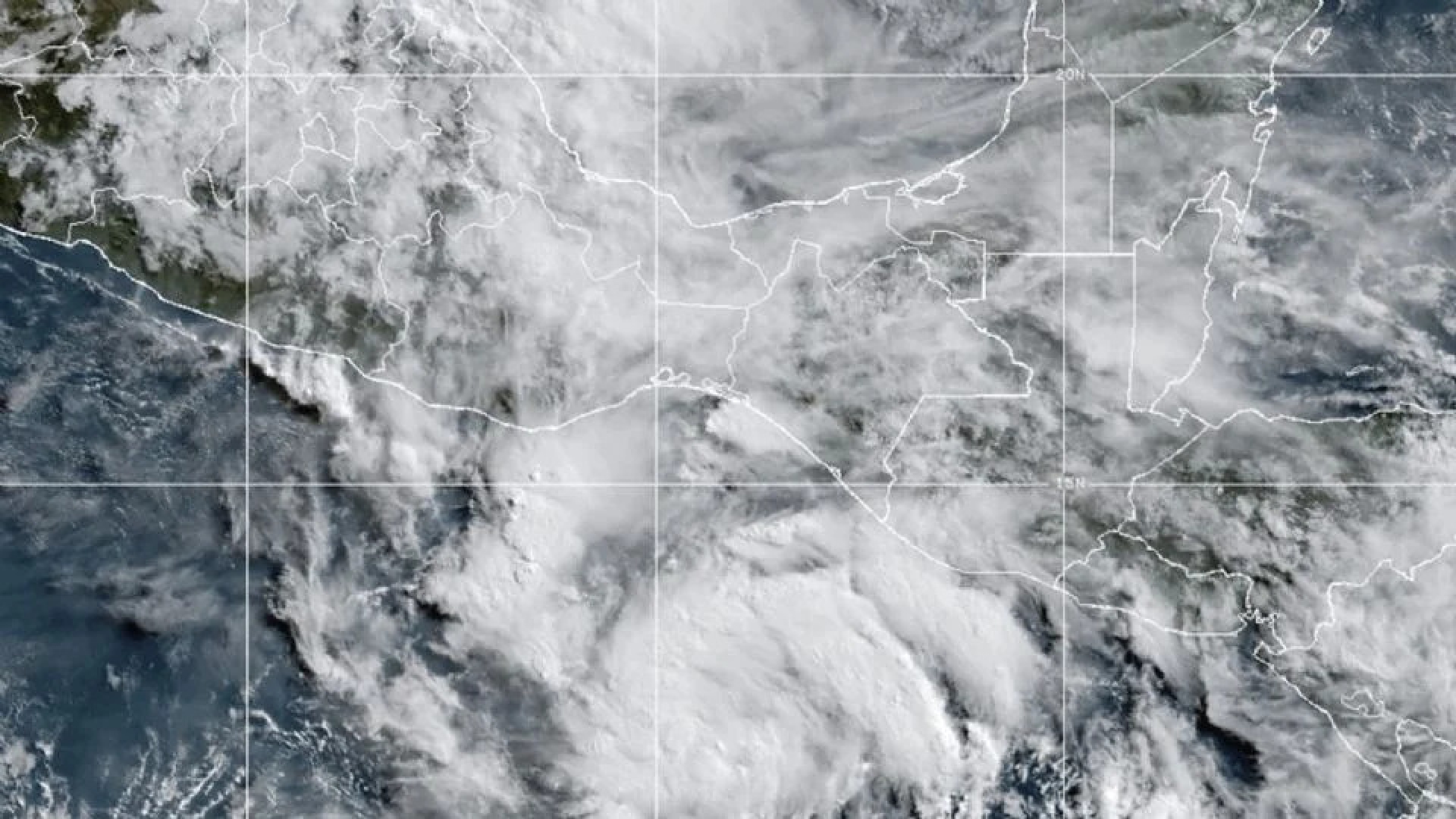 'Erick' se convierte en huracán categoría 1; alertas en Oaxaca y Guerrero