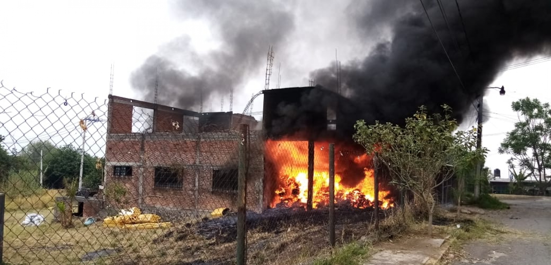 Atienden bomberos de Cuernavaca incendio en un terreno baldío, en Ocotepec