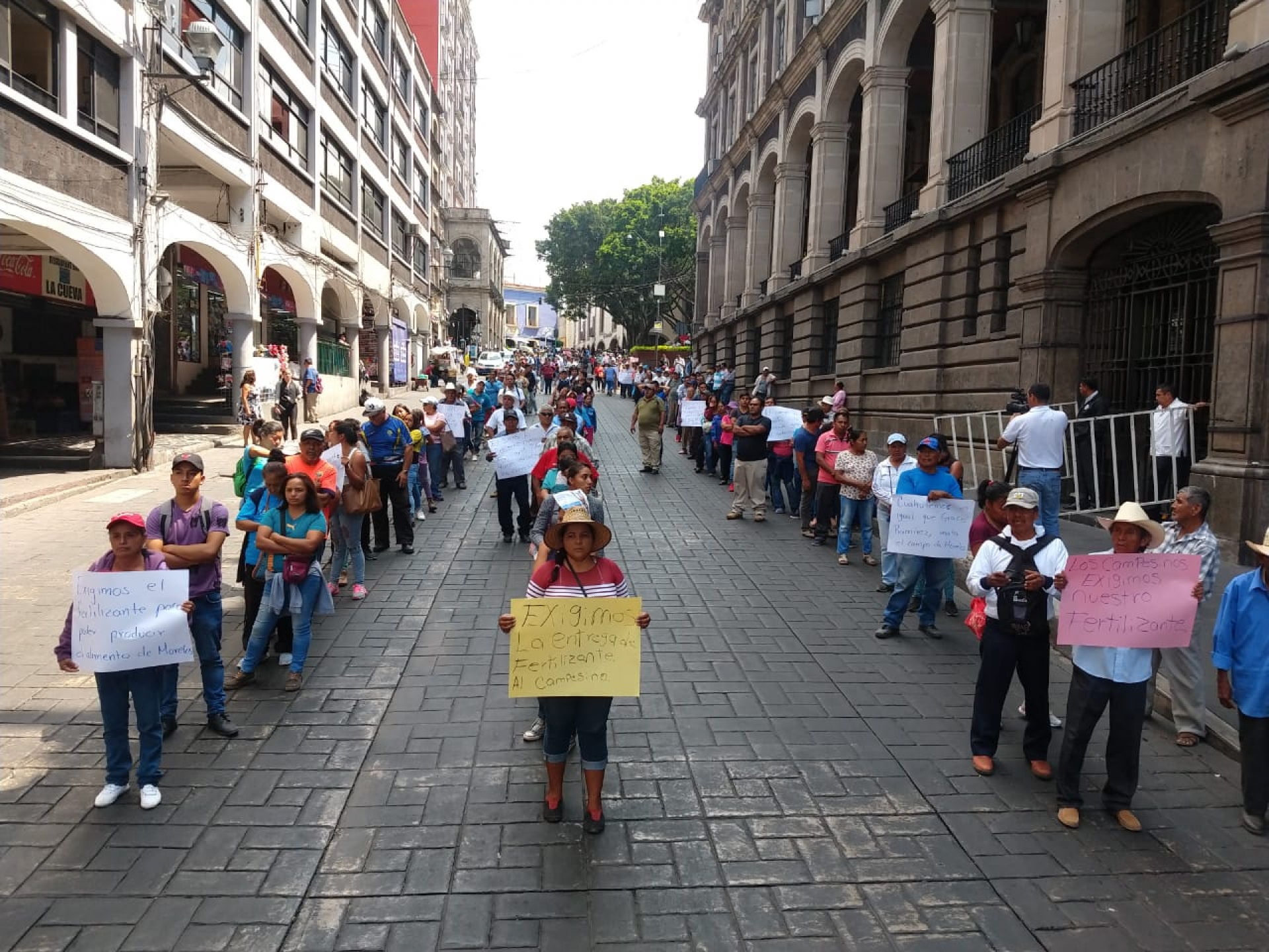 Marchan antorchistas y protestan en el centro de Cuernavaca