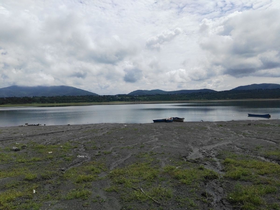Por concluir, reparación de grietas en la laguna de El Rodeo