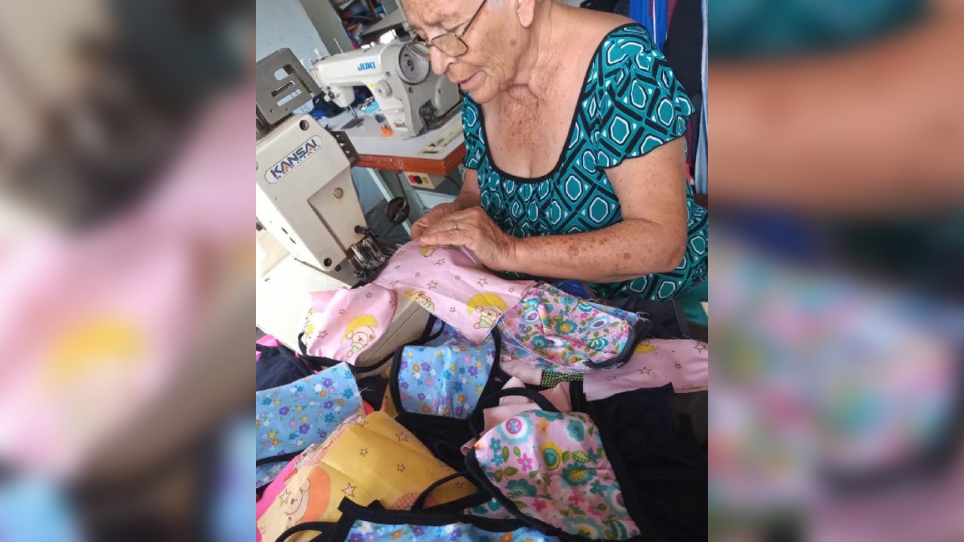 A sus 70 años vende cubrebocas