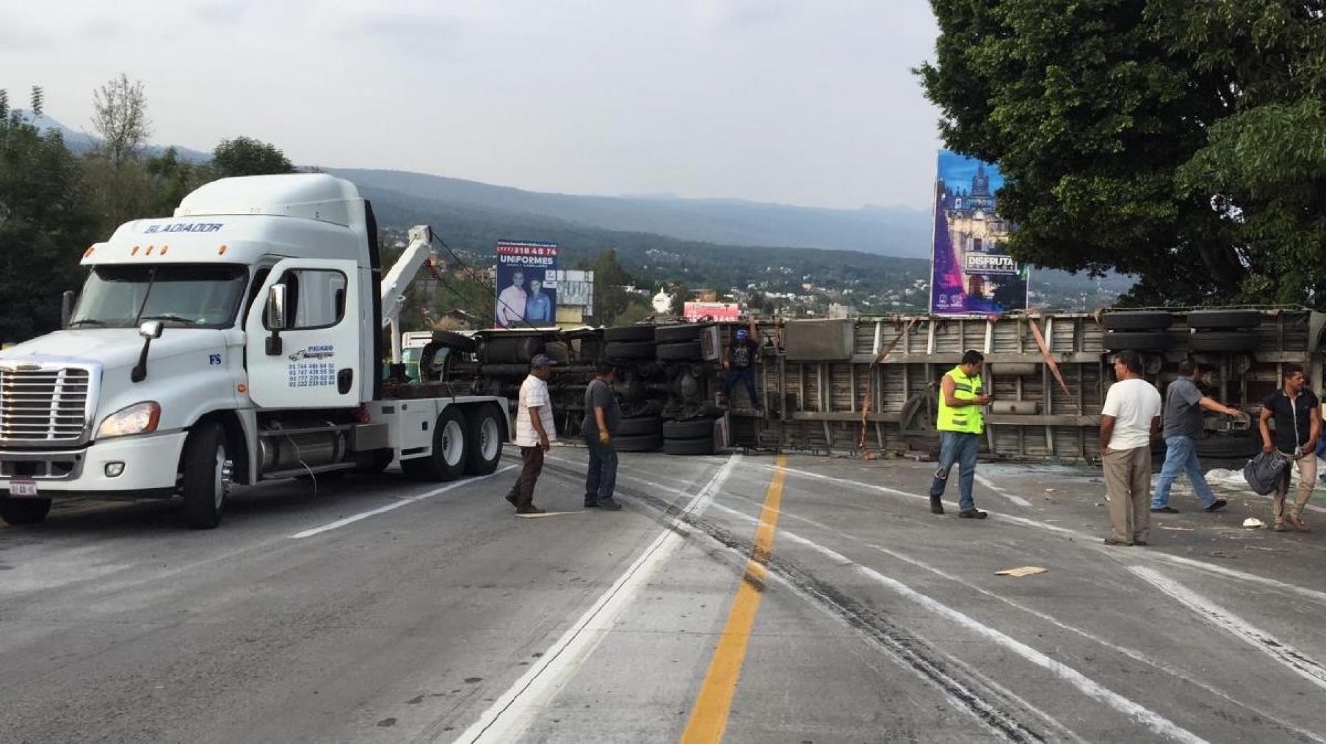 Vuelca tráiler en el Paso Exprés; hay dos heridos