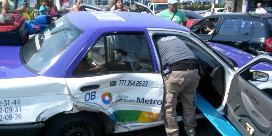Taxista resulta lesionado en accidente vial, en Cuernavaca