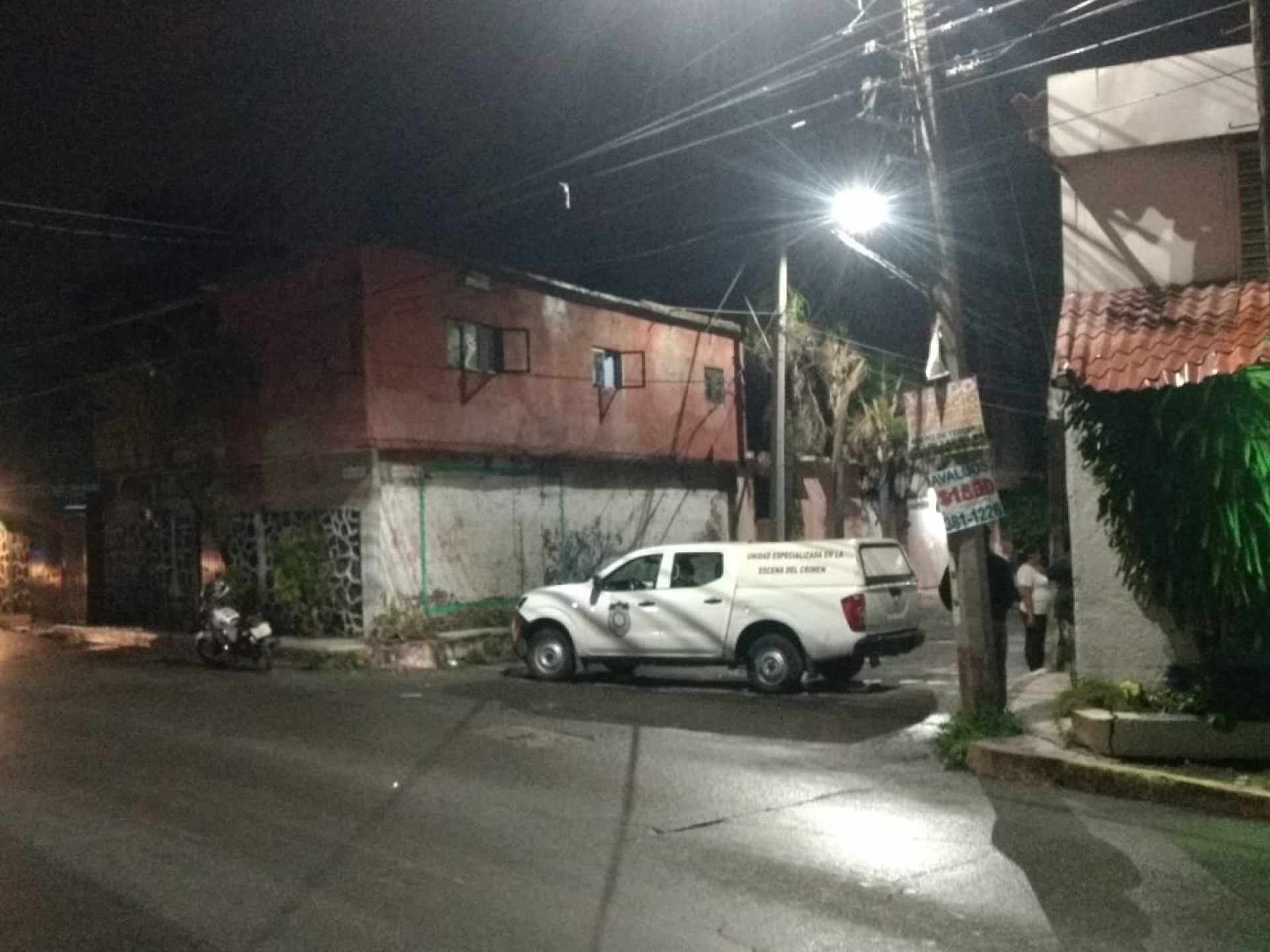 Lesionan a tiros a un hombre en un restaurante, en la colonia Otilio Montaño