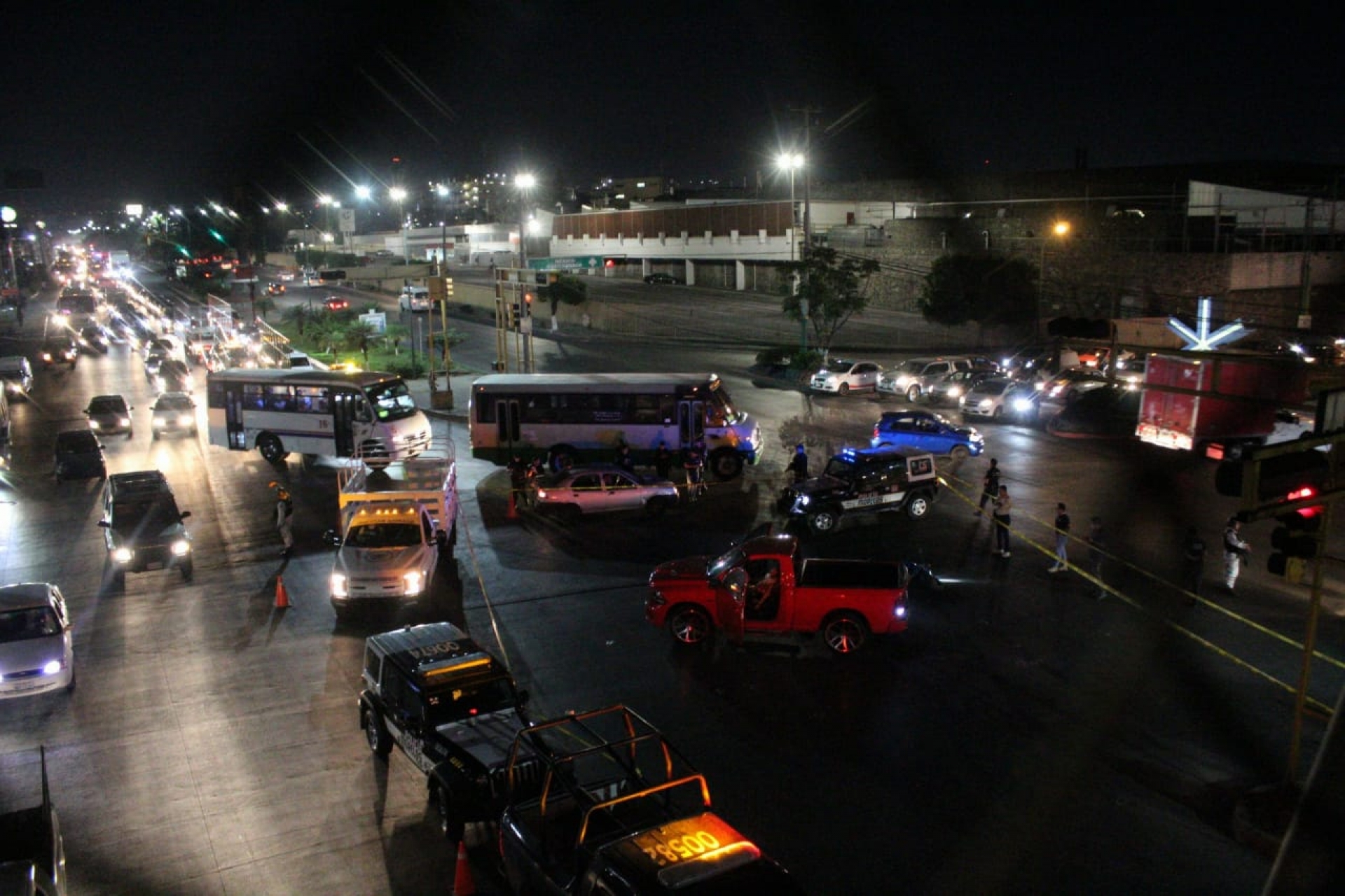 Asesinan a un hombre a bordo de una camioneta, en el bulevar Cuauhnáhuac