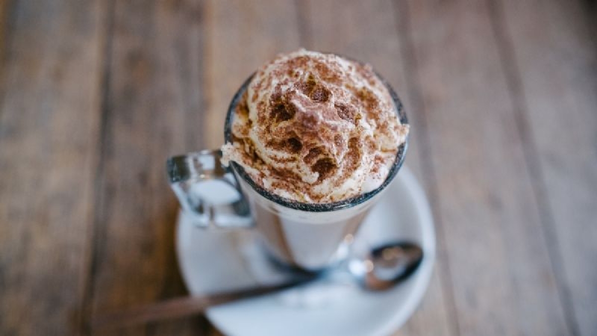 Refréscate con una cremosa agua de horchata con chocolate