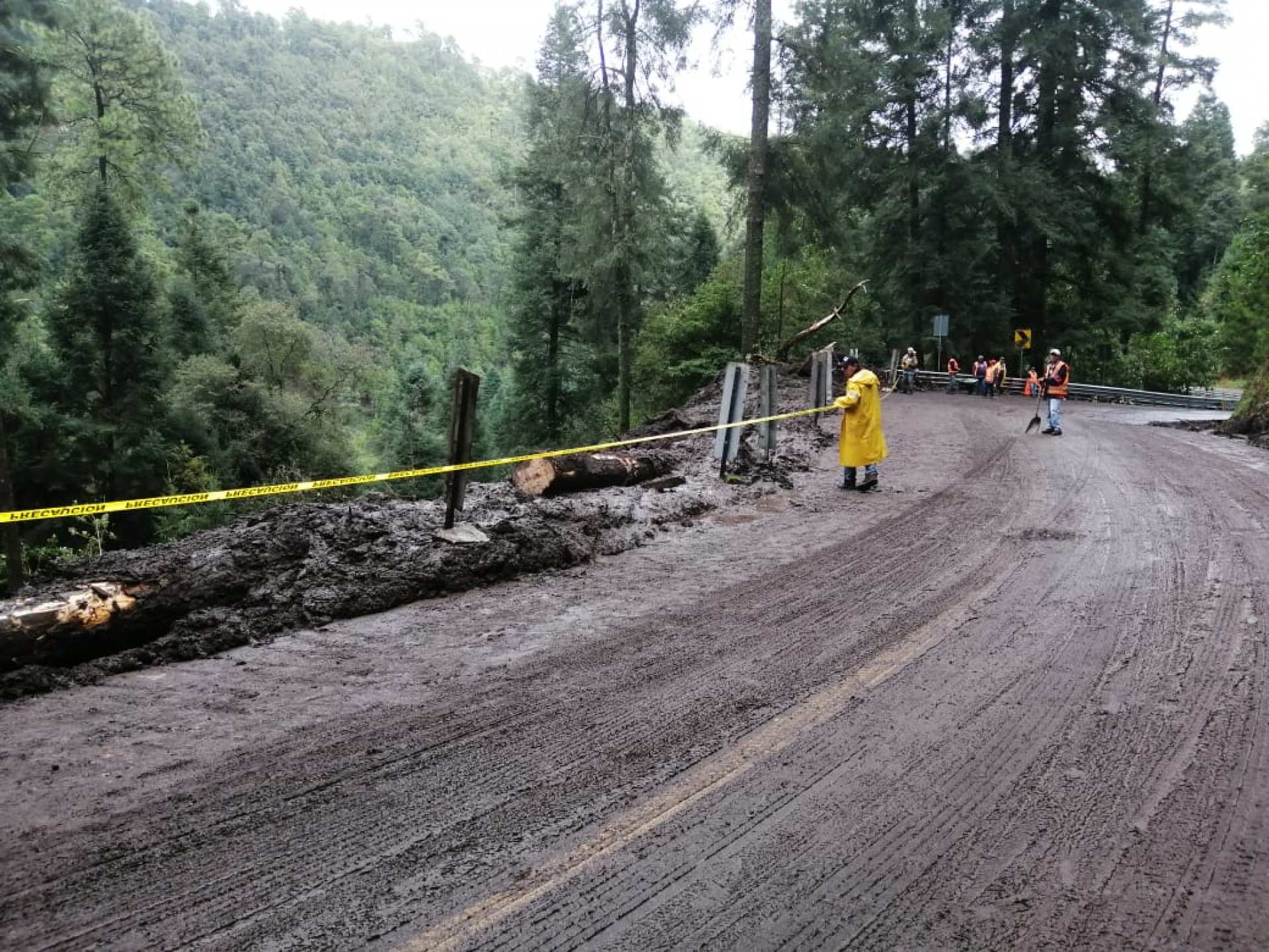 Reabre circulación SCT en la carretera Huitzilac-Lagunas de Zempoala, tras derrumbe