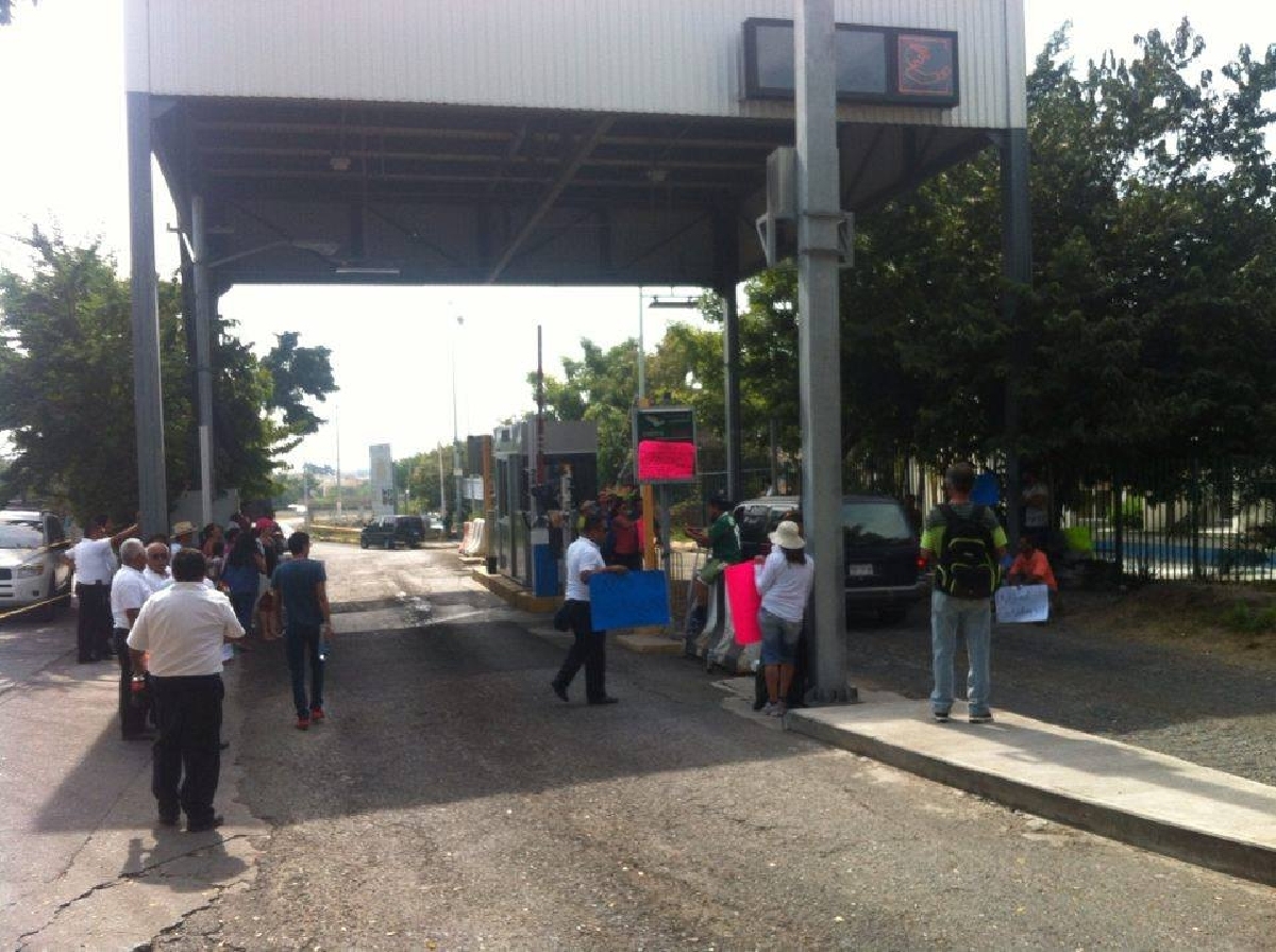 Ciudadanos y taxistas “liberaron” la caseta de Xochitepec