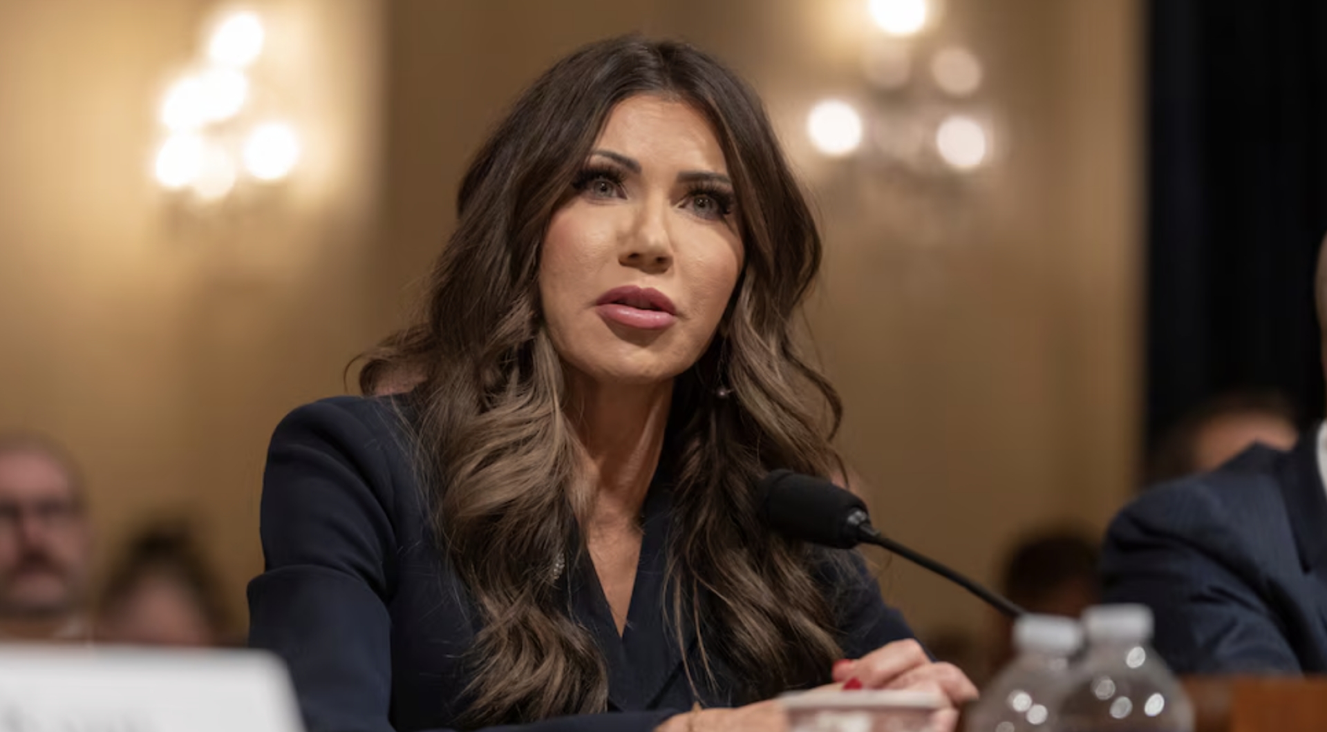 Kristi Noem advierte que Maduro tiene que irse ante presión estadounidense