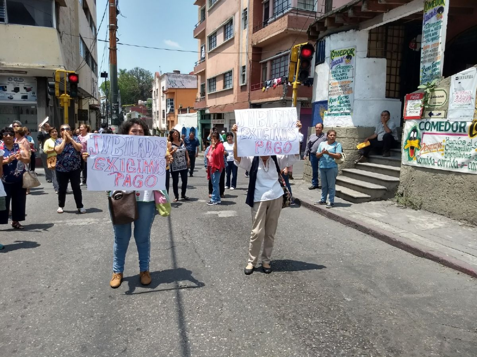 Docentes jubilados exigen con bloqueo el pago de bono