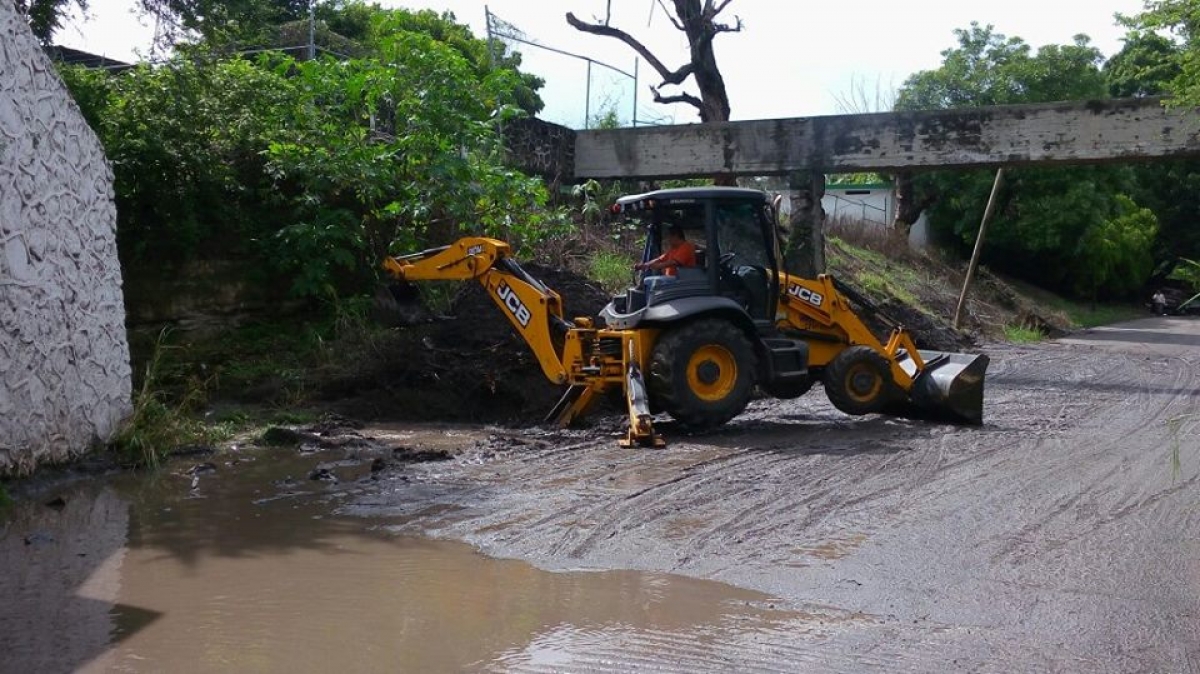 Desbordamiento de la barranca “El Consuelo” provocó cierres en la carretera Amacuzac-Puente de Ixtla