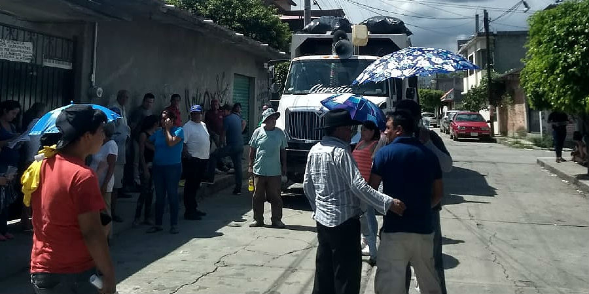 Protestan vecinos de la colonia Morelos por cobro del servicio de recolección, en Jiutepec