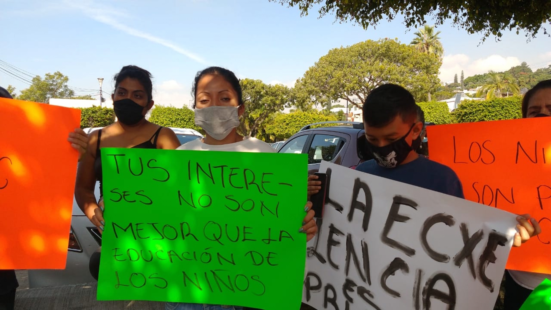 Madres de familia de la primaria 'Cuauhtémoc' se manifiestan en el IEBEM