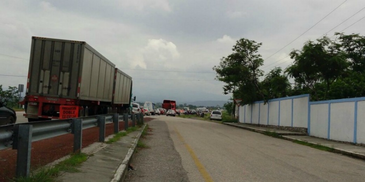 Habitantes y maestros de Amilcingo realizan cierres parciales en la autopista siglo XXI