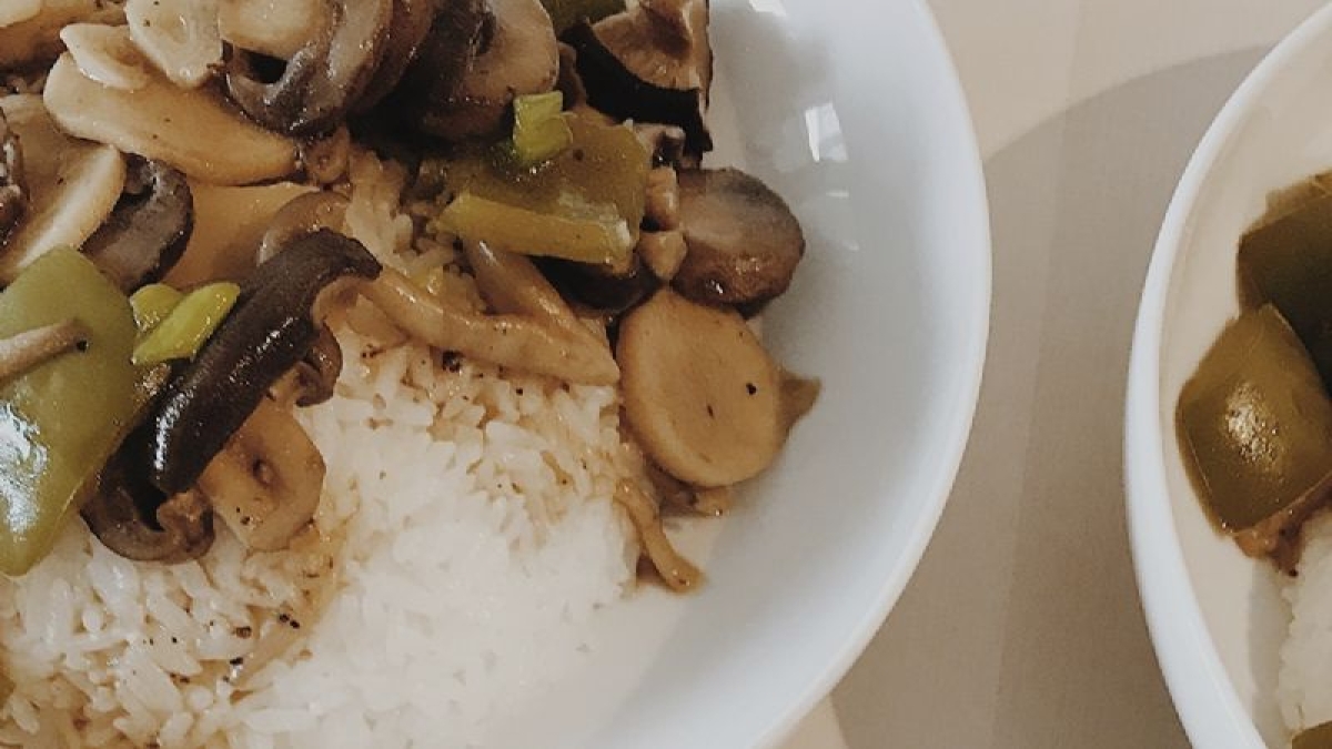 Arroz de coliflor con champiñones estilo chino en 5 minutos, así puedes prepararlo