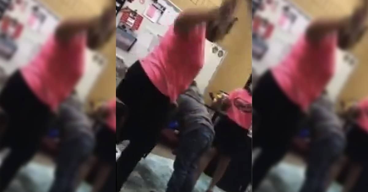 ¡Indignante! Maestra da tablazos a niña de 6 años por dañar computadora