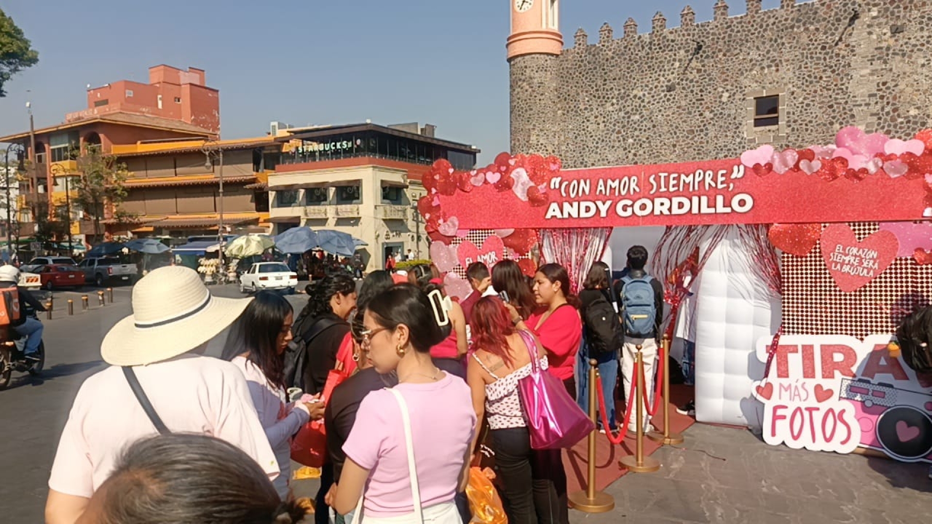 Instala diputada Andrea Gordillo módulo de fotos por el Día del Amor y la Amistad, en el centro de Cuernavaca