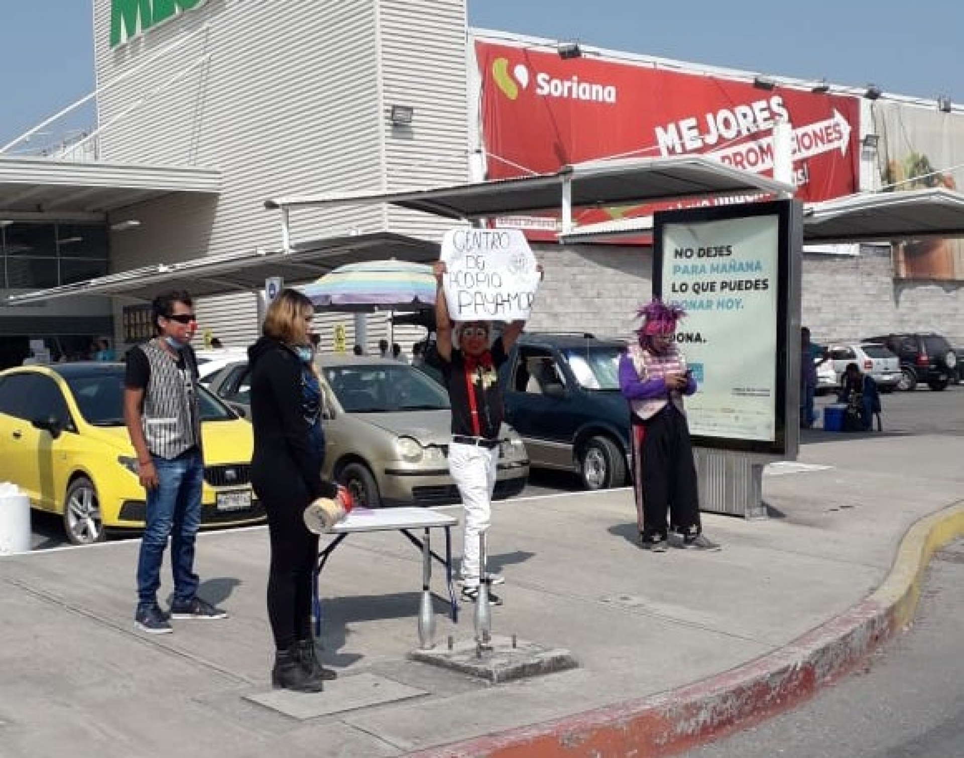Piden payasos apoyos económicos ante crisis por pandemia