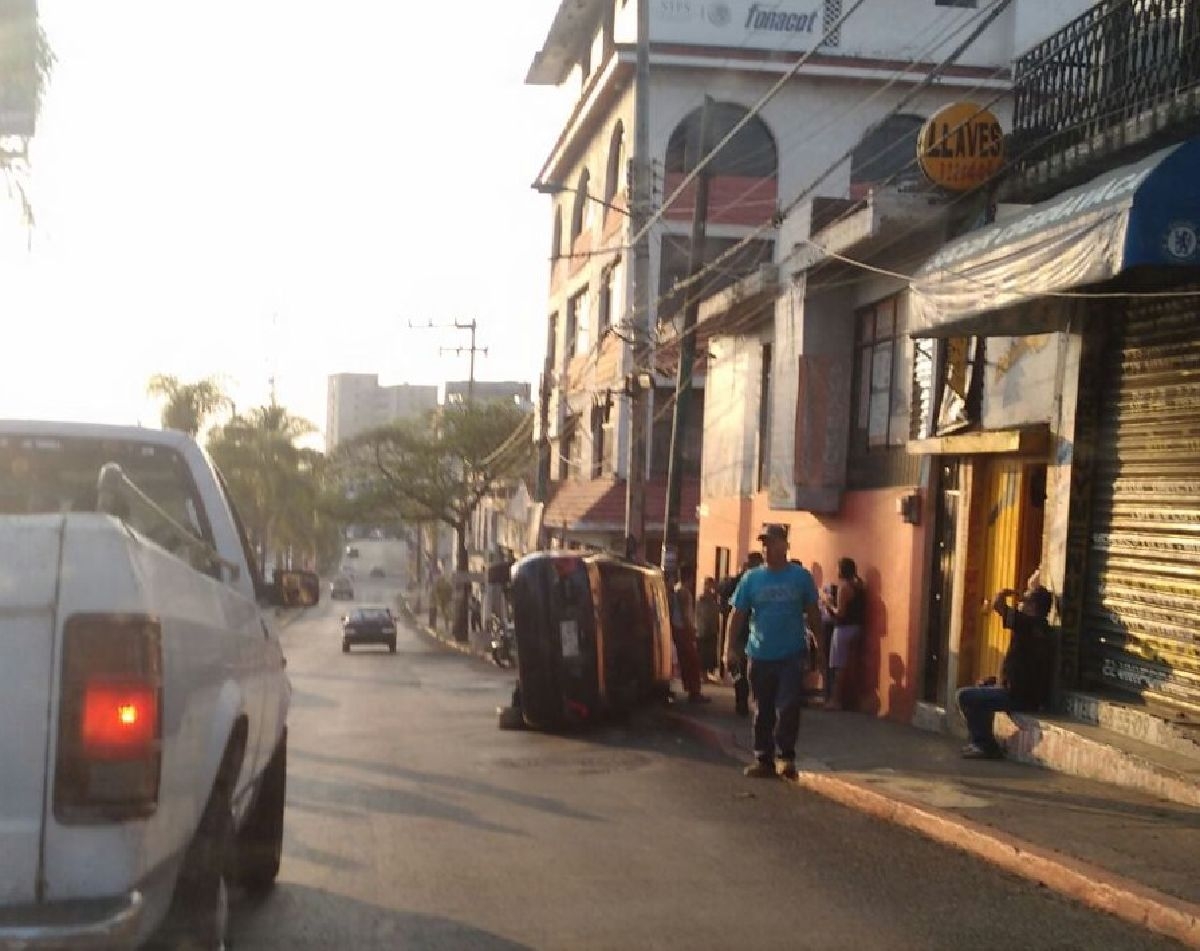 Un auto se volcó sobre la avenida Plan de Ayala