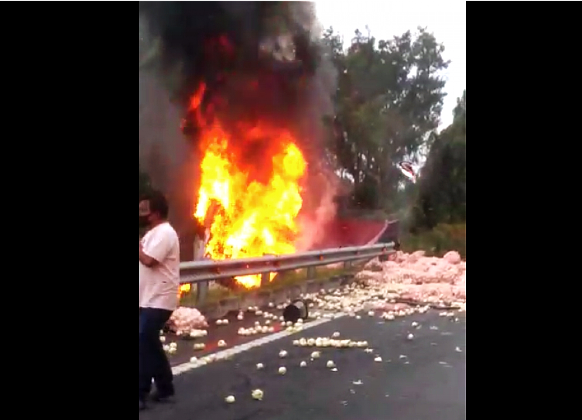 Vuelca y se incendia tráiler en la autopista La Pera-Cuautla
