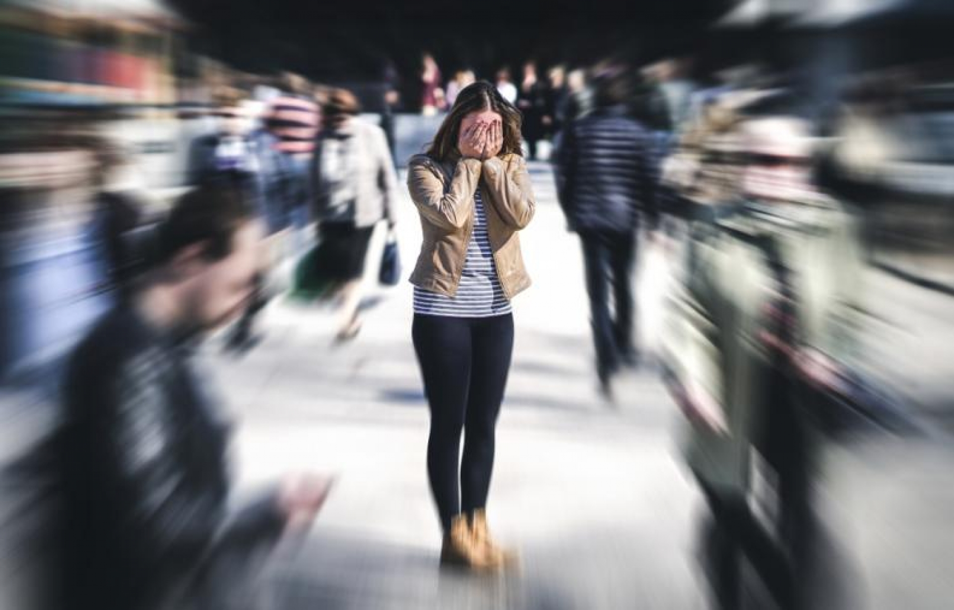 Por qué las mujeres somos más ansiosas que los hombres: la ciencia lo explica