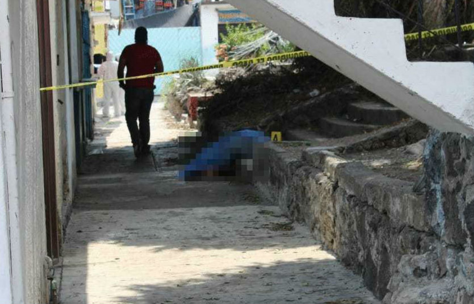 Hallan cadáver degollado a un costado de canchas deportivas, en Jiutepec