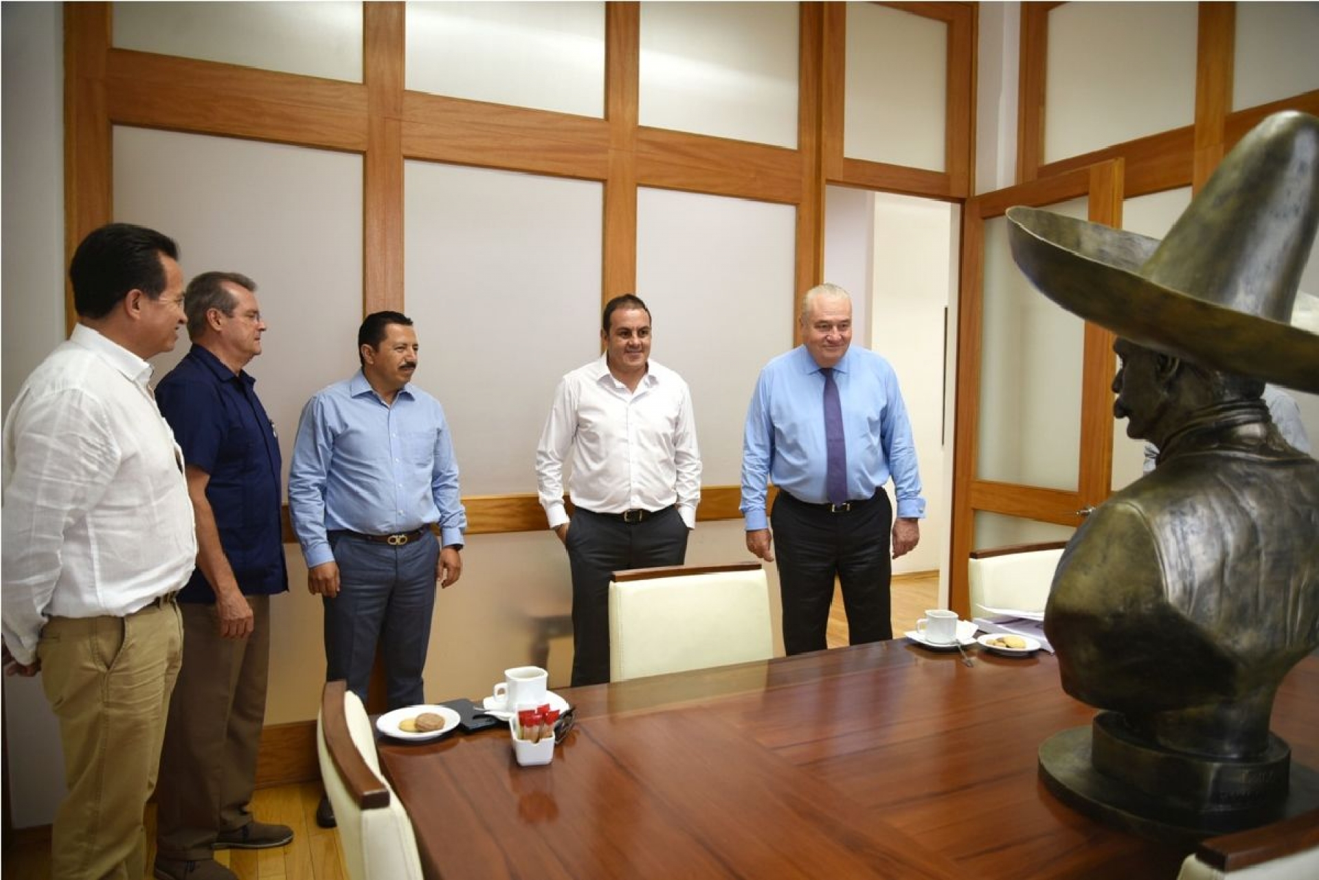 Cuauhtémoc Blanco recibe en donación busto de Emiliano Zapata