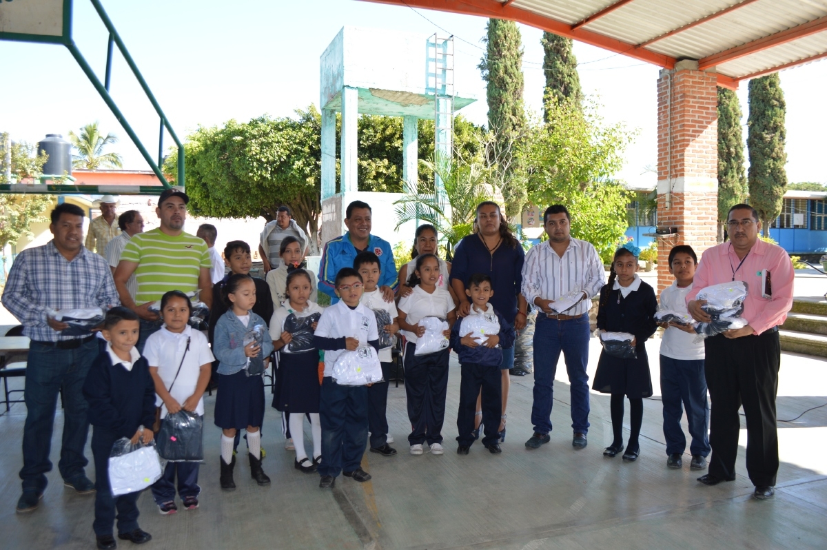 Israel Andrade Zavala entregó uniformes gratuitos a niñas y niños de preescolar y primaria