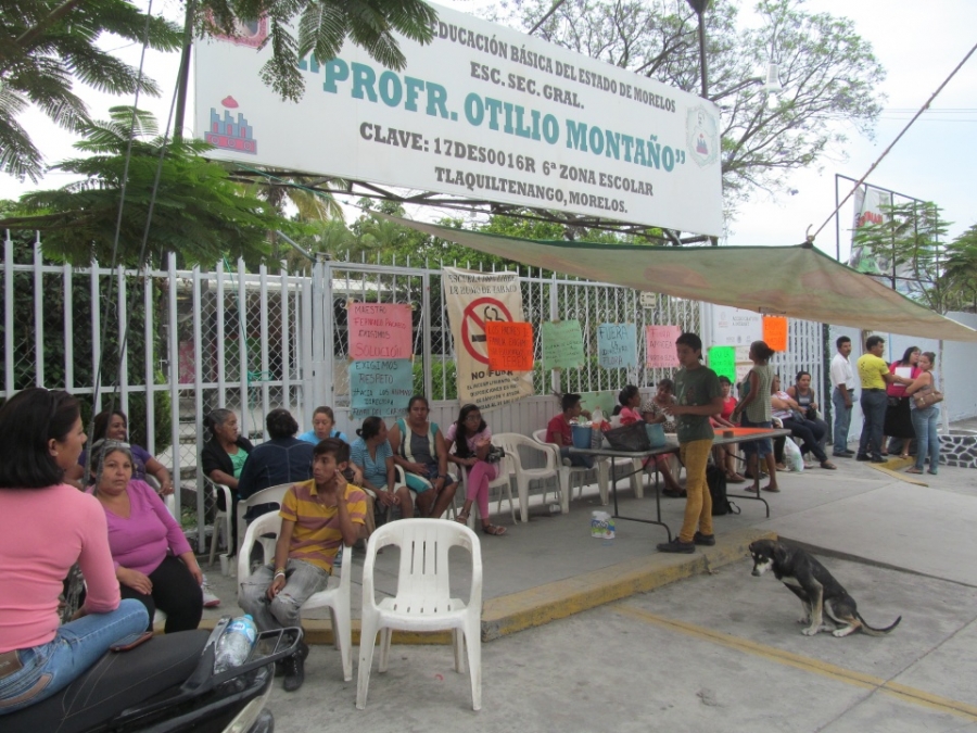 Demandan salida de directora y dos maestras de secundaria de Tlaquiltenango