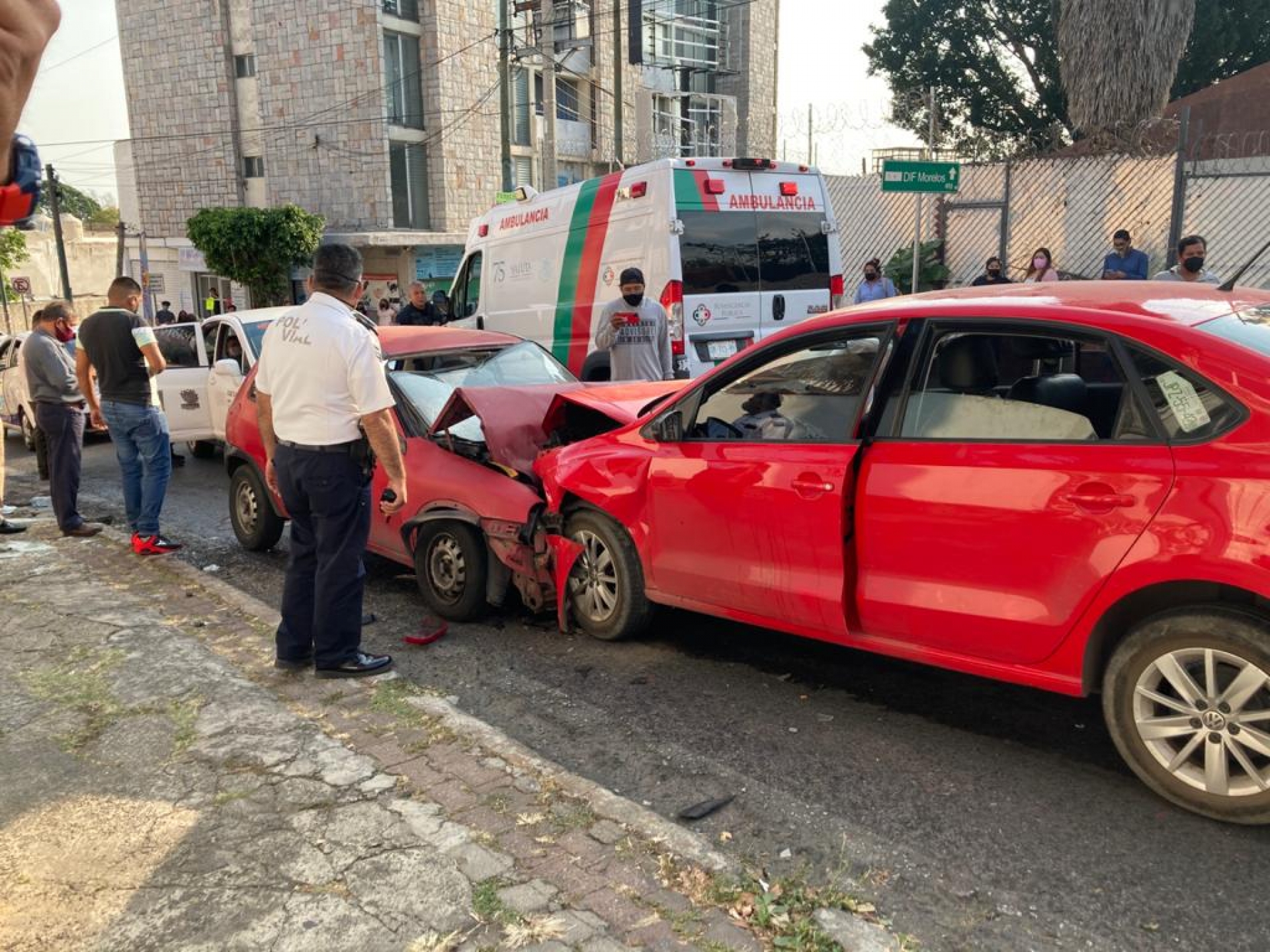 Dos heridos, tras impactarse tres automóviles en la colonia Miraval